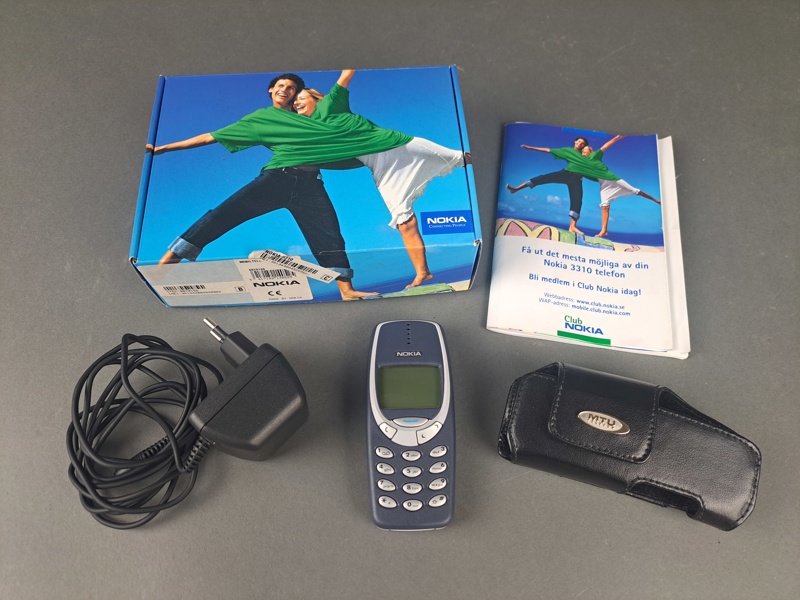 Mobiltelefon, Nokia 3310 med tillbehör