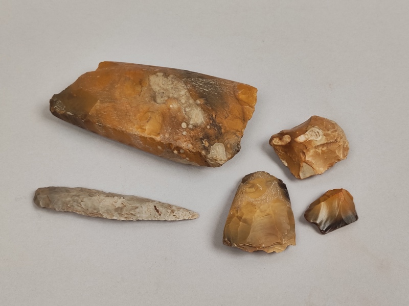 Stenredskap bl.a. flintyxa/spets m.fl. Stenåldern, förhistoriskt