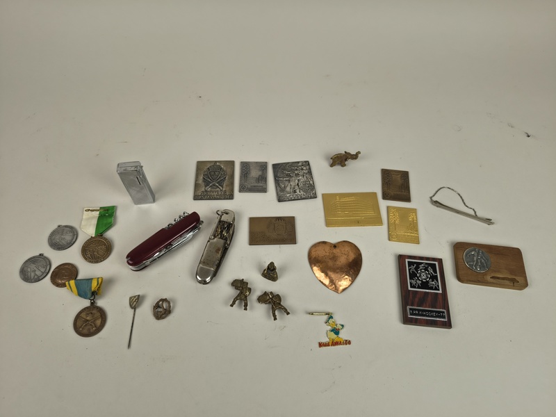 Pins, fickknivar m.fl.