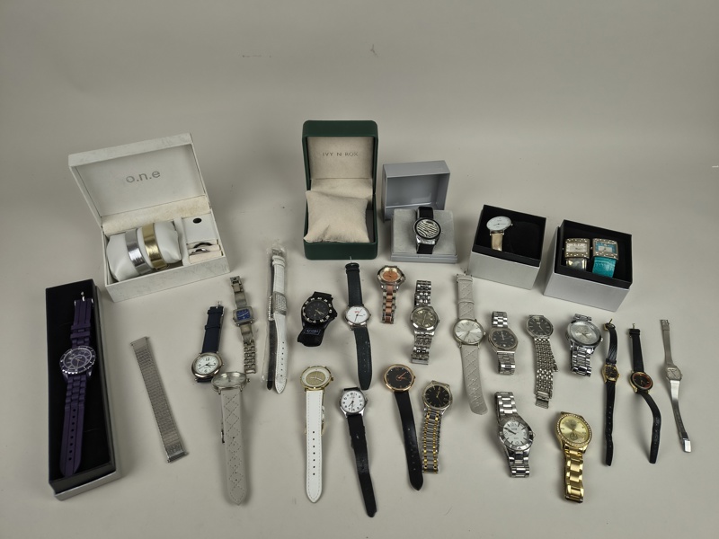 Parti armbandsur, klockaskar m.fl.