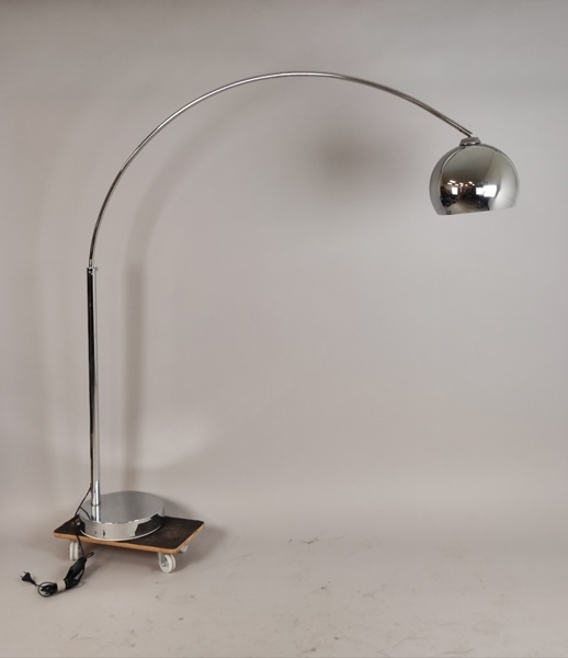 Golvlampa, "Sweep" kromad metall
