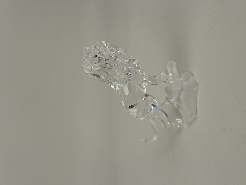 Swarovski, Lejon på sten, Kristall