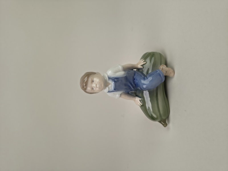 Figurin, Pojke på pumpa, no 5439 Royal Copenhagen Danmark