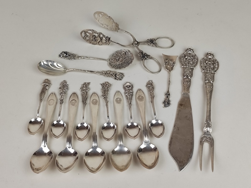 Silverbestick bl.a. kakspade, teskedar