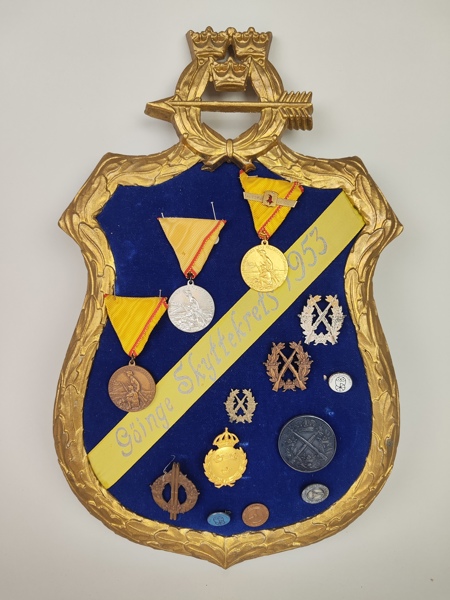 Medaljer, märken & nåldyna bl.a. Silver