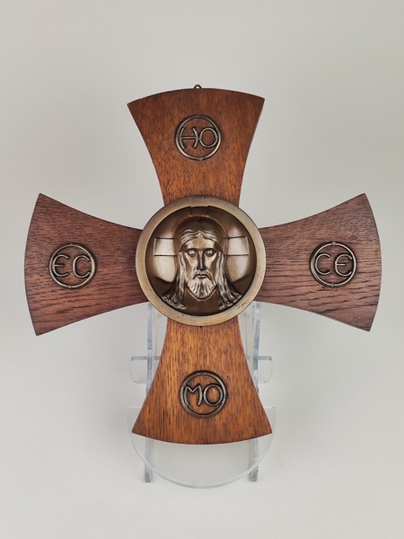 Kors med Jesusbild, metall på trä