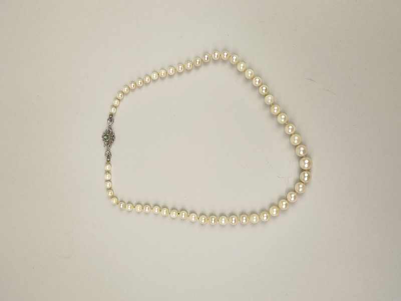 Pärlhalsband med 18 k Vitt Guldspänne