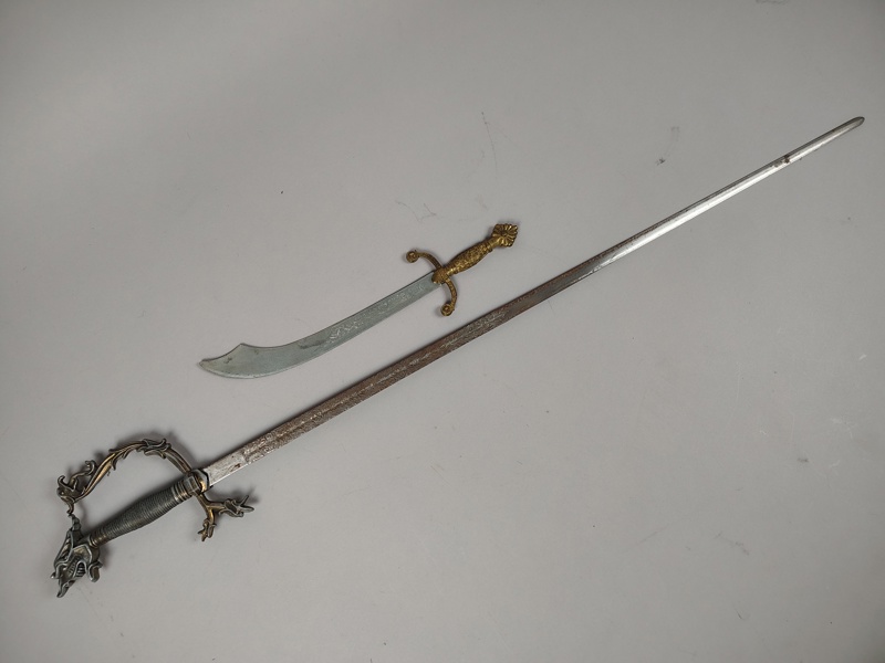 Dekorationssvärd och kniv