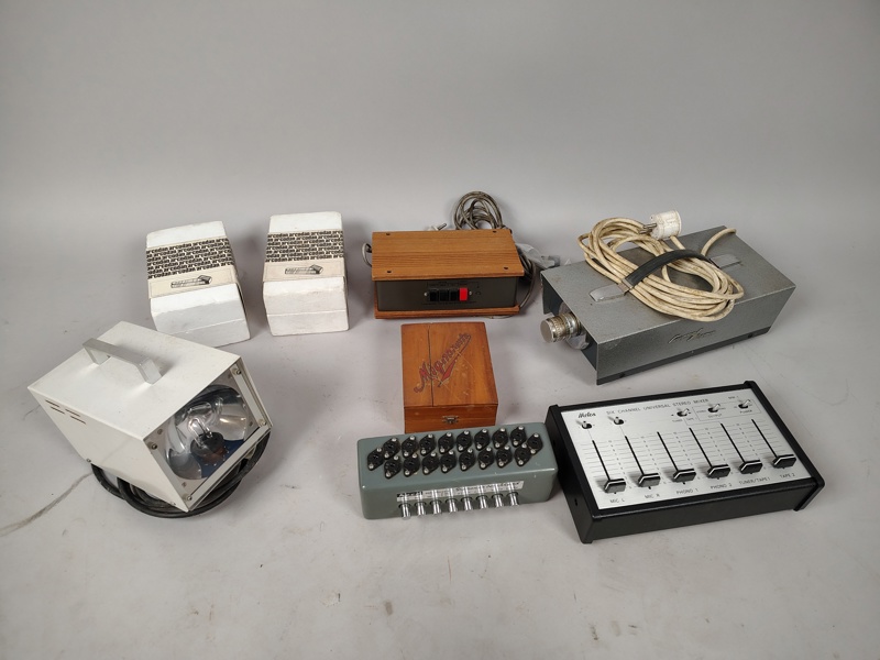 Diverse elektronik bl.a. Mixerbord, Stroboscope, Projektor m.fl.