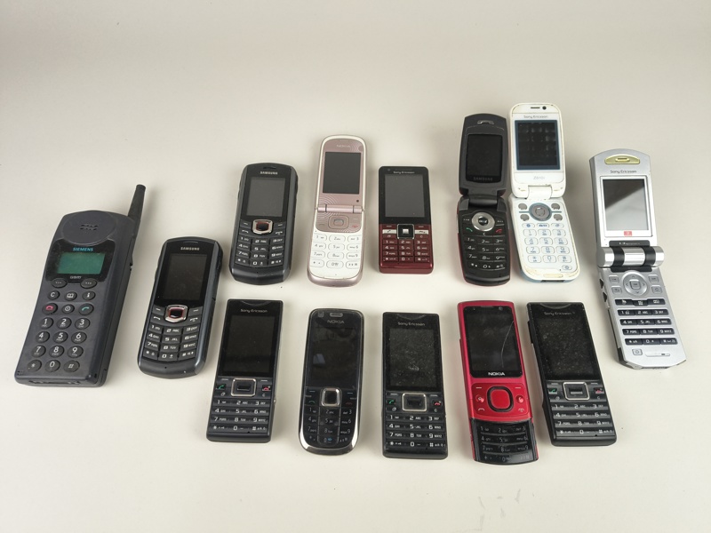 Parti äldre mobiltelefoner