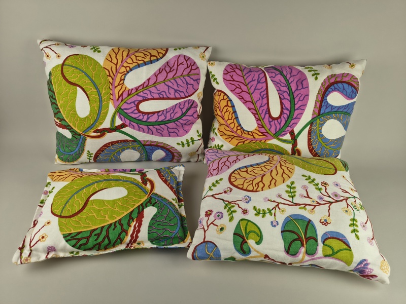 Prydnadskuddar, klädda i "Teheran" Josef Frank svenskt Tenn
