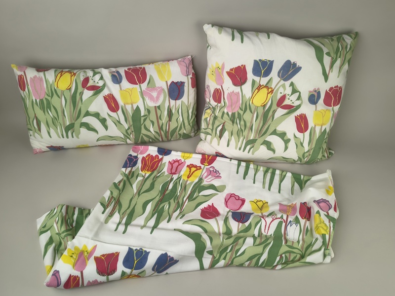Prydnadskuddar & stuvbit, "Tulpaner" Josef Frank Svenskt Tenn