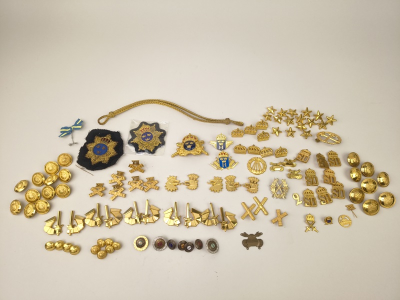 Parti pins, knappar m.fl. Militärt