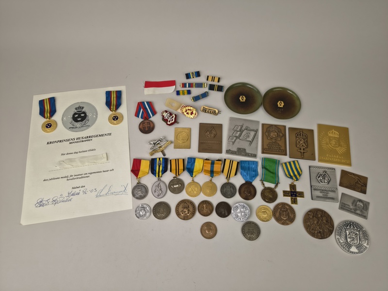 Medaljer, plakat m.fl. mestadels militärt