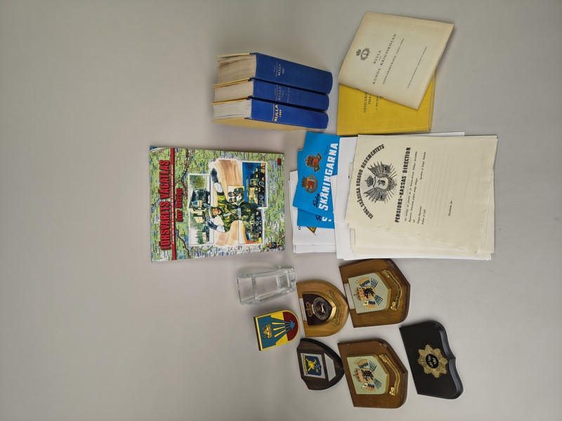 Parti militärt bl.a. böcker