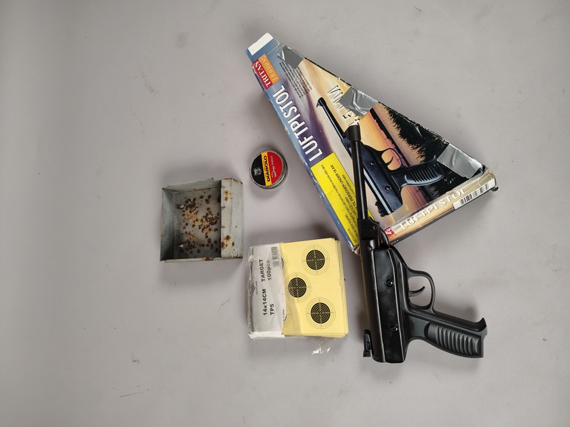 Luftpistol med tillbehör