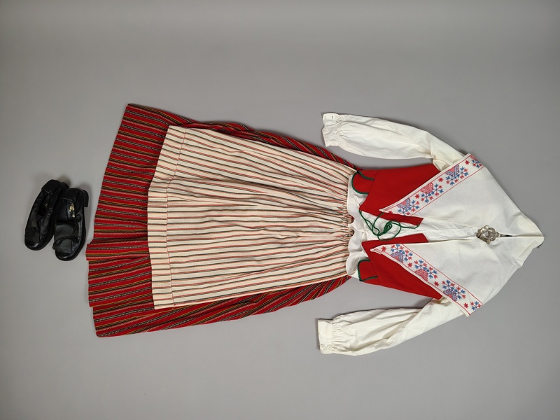 Folkdräkt, "Skedevidräkt" Östergötlands & Dräktsmycke Silver