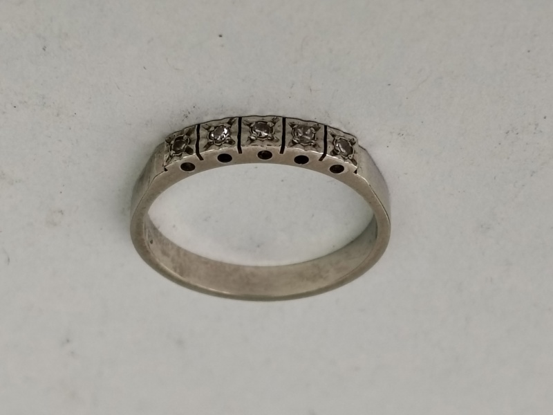 Ring 18 k Vitt Guld, med små diamanter