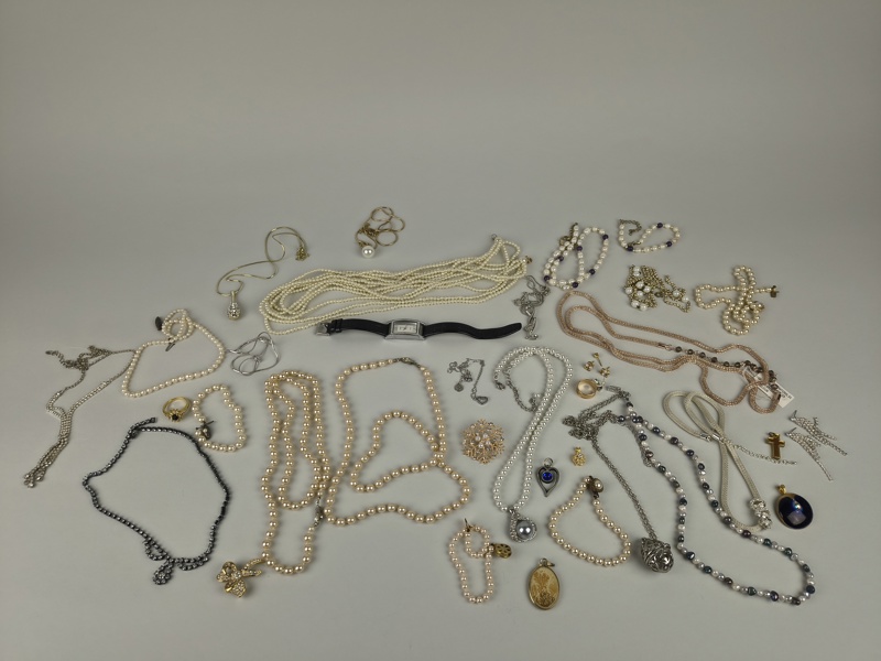 Bijouterier bl.a. Pärlhalsband med silverspänne