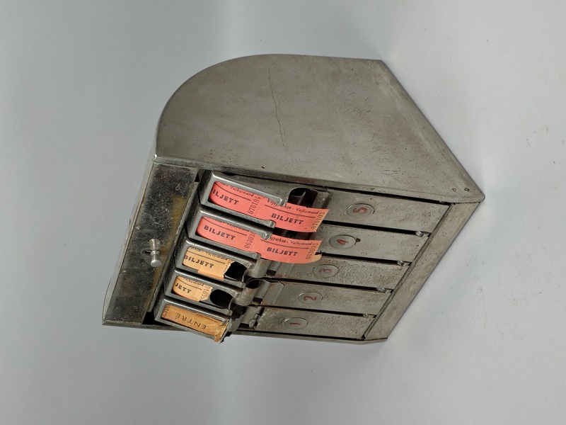 Äldre biljettautomat, Rostfritt stål