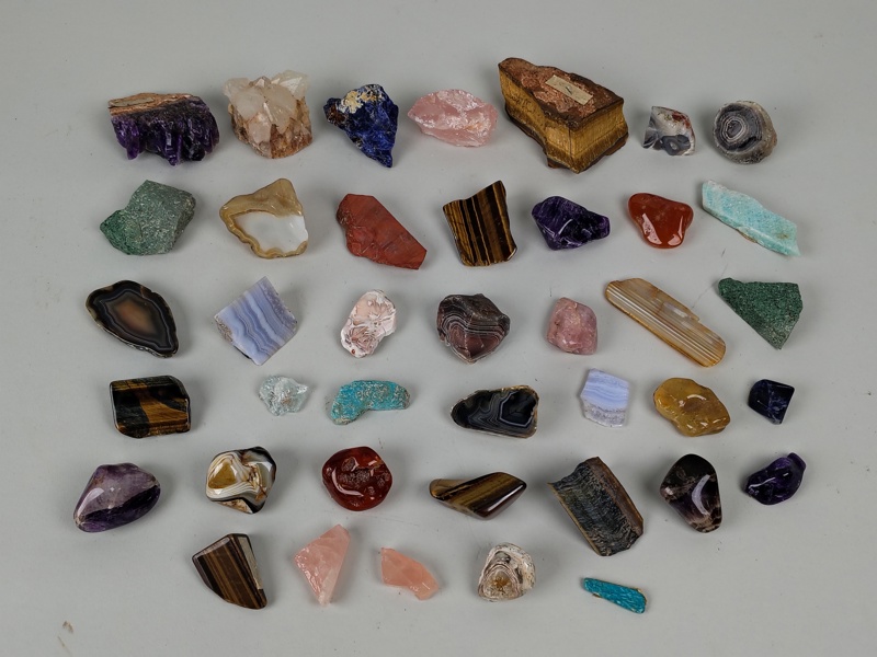 Mineraler & Kristaller bl.a. Ametist, Jade, Turkos, Agat, Tigeröga m.fl.