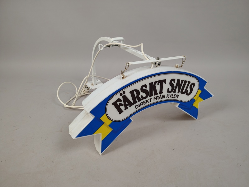 Skylt med belysning, "Färskt Snus"