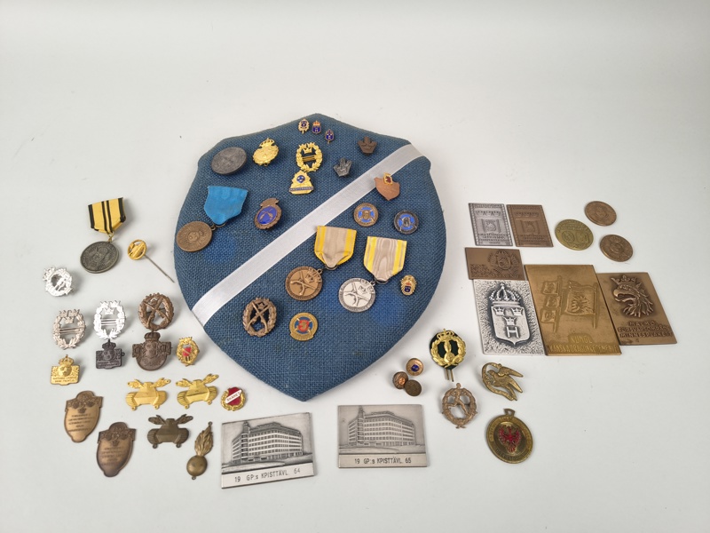 Parti Militära pins & medaljer