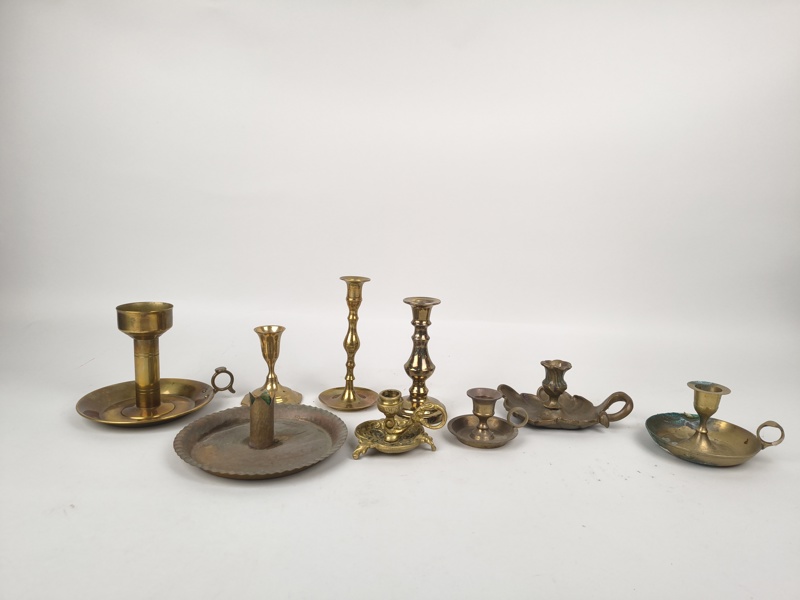 Parti ljusstakar bl.a. mässing