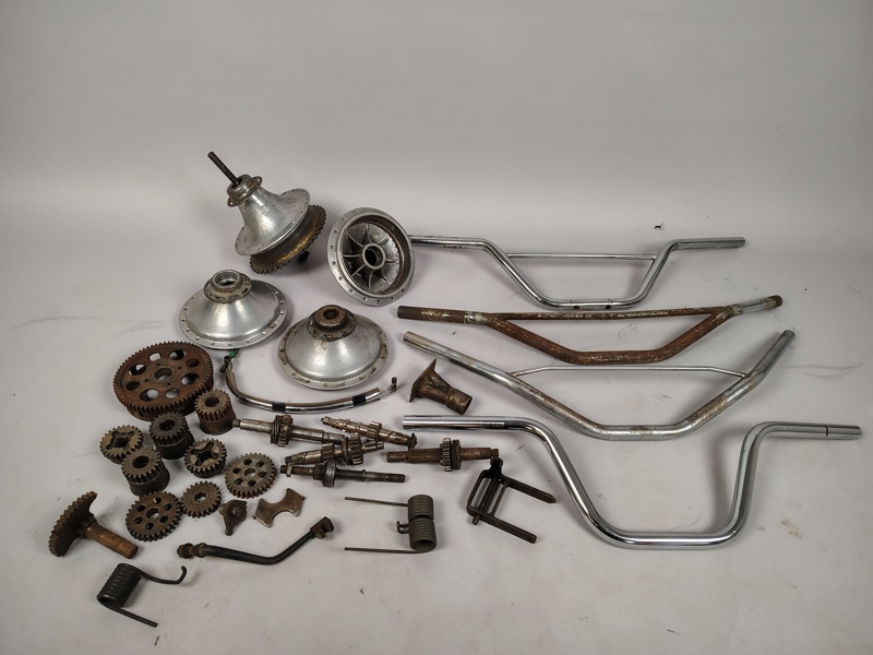 Parti motorcykeldelar, bl.a. Husqvarna Silverpil