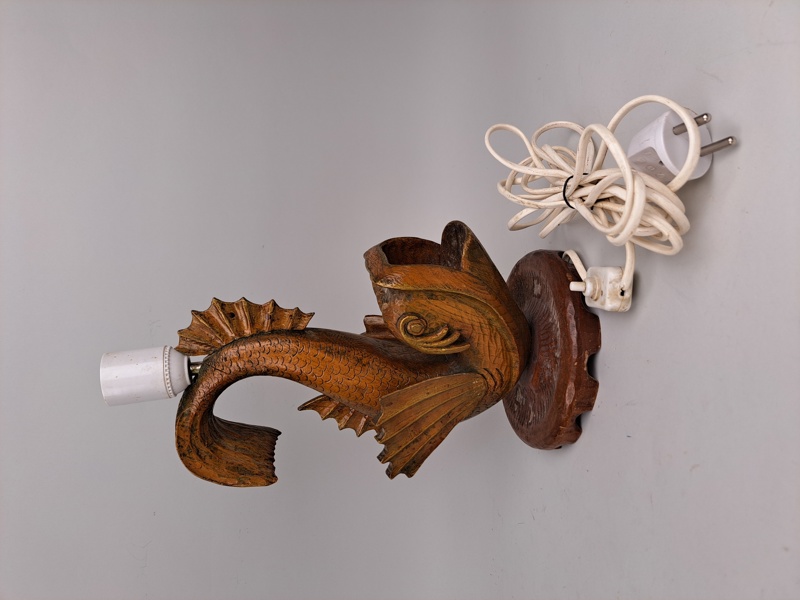 Bordslampa, fiskformad, trä