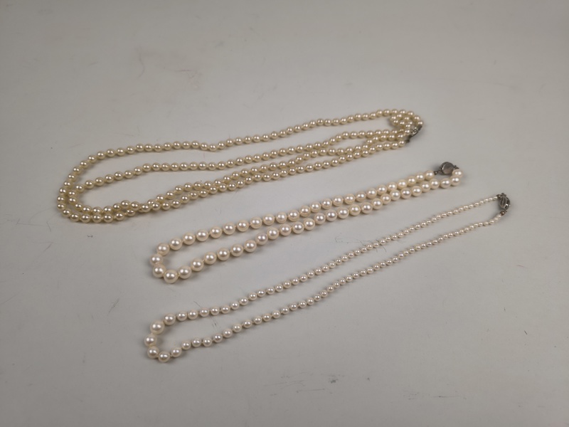 Pärlhalsband med silverhänge