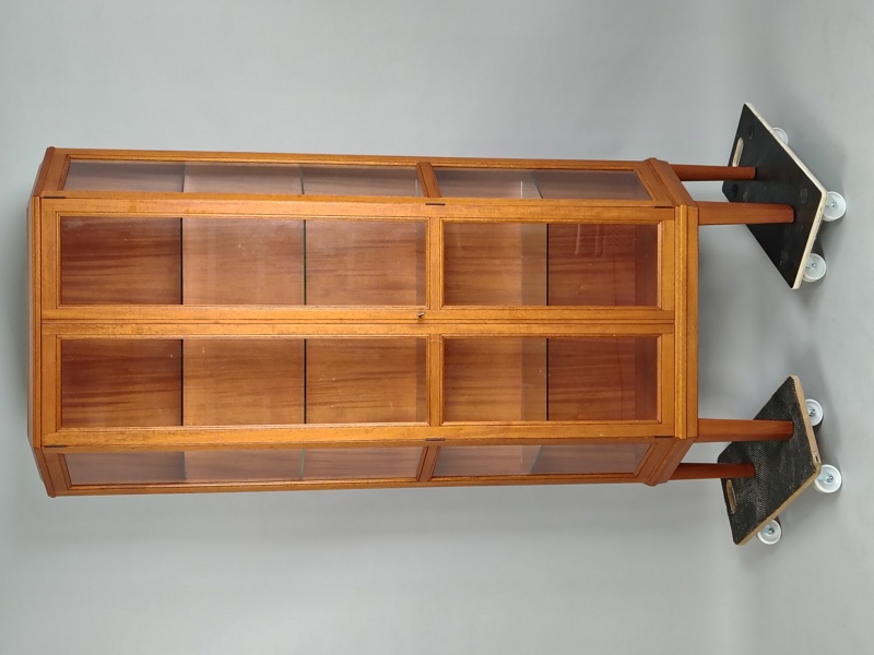 Vitrinskåp, märkt Nils Ottosson Vittsjö