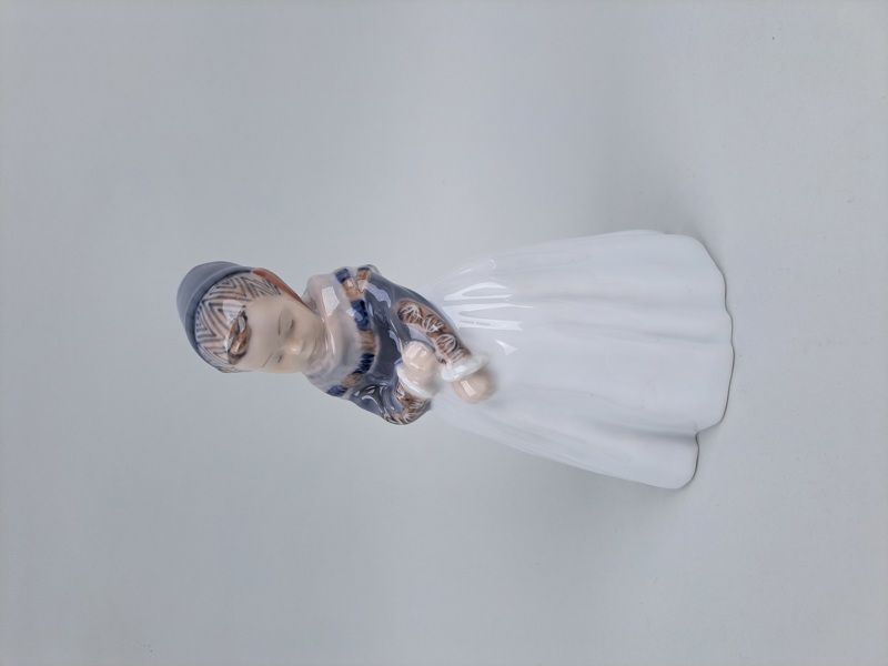 Figurin, no 1251"Amager Girl" Royal Copenhagen Danmark