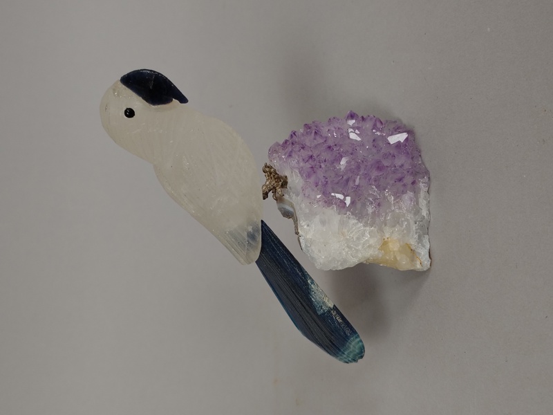 Figurin, fågel i steb, Ametistkluster