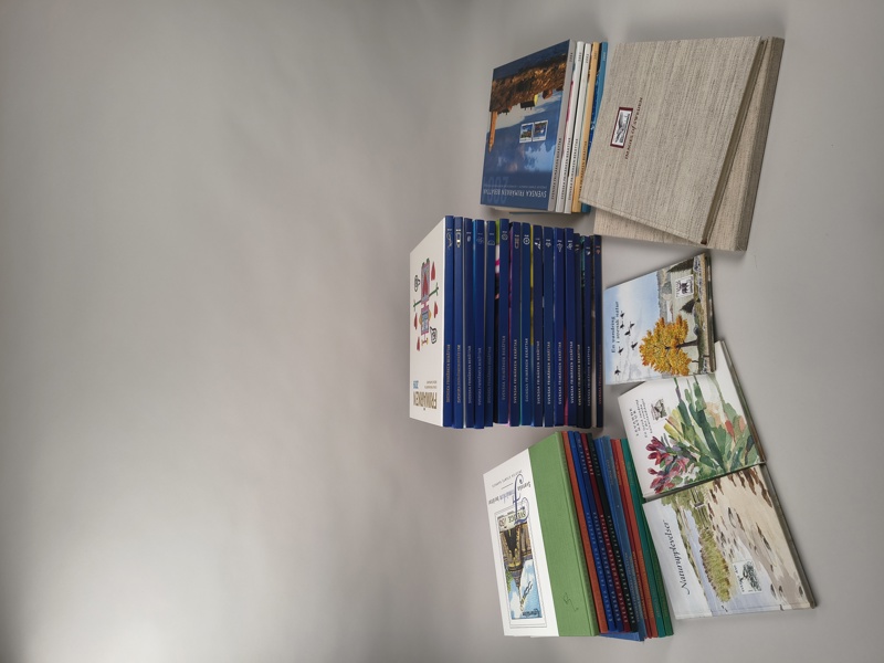 Frimärkesböcker, "Svenska Frimärken Berättar" m,.fl 1987-2019