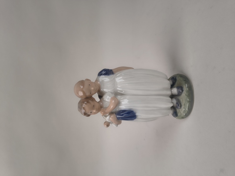 Figurin, "Syskon med docka" Christian Thomsen no 939, Royal Copenhagen Danmark