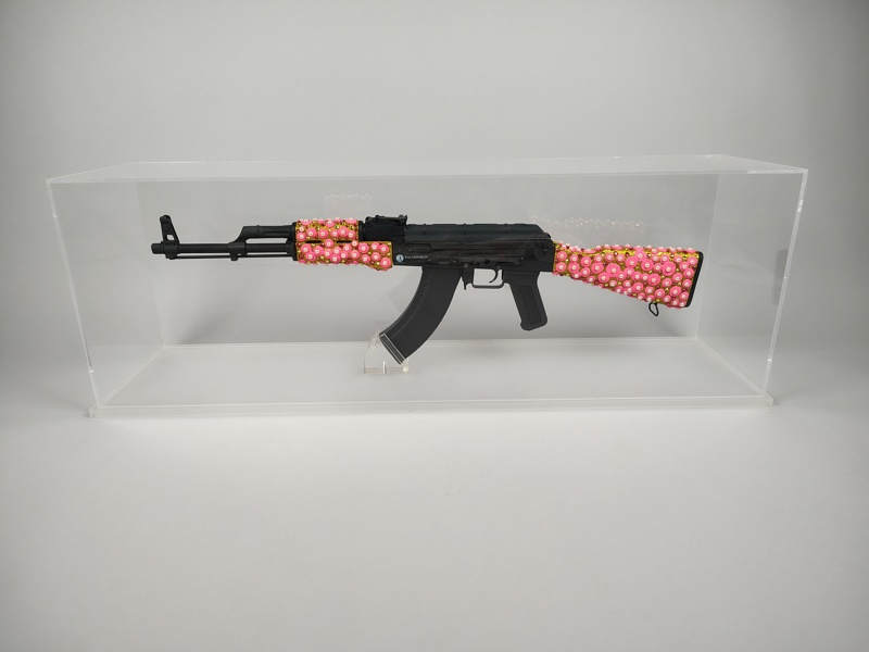 Skulptur, besmyckad Kalashnikov, replika, Marcelline La Pouffe, signerad