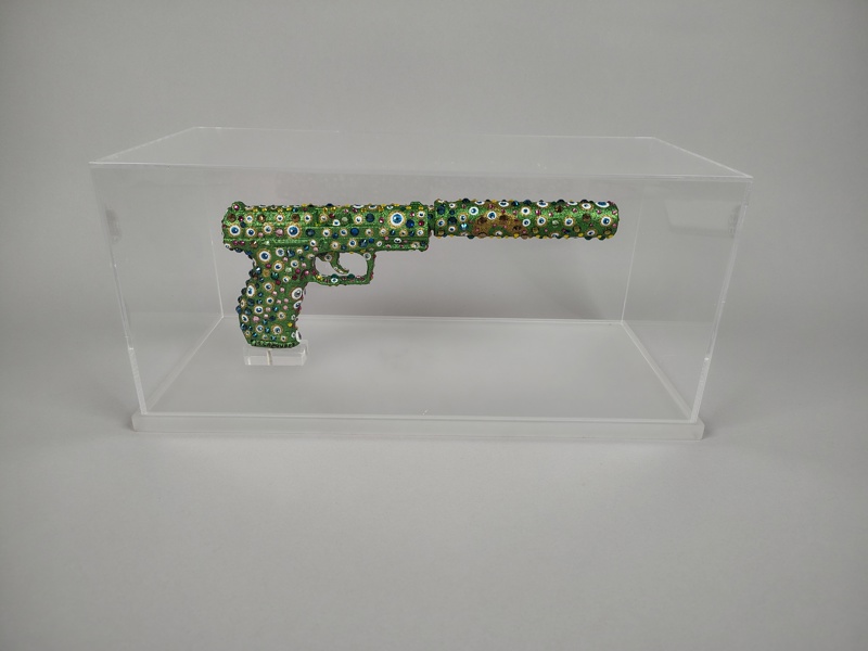 Besmyckad pistol med Ljuddämpare, replika, Marcelline La Pouffe, signerad