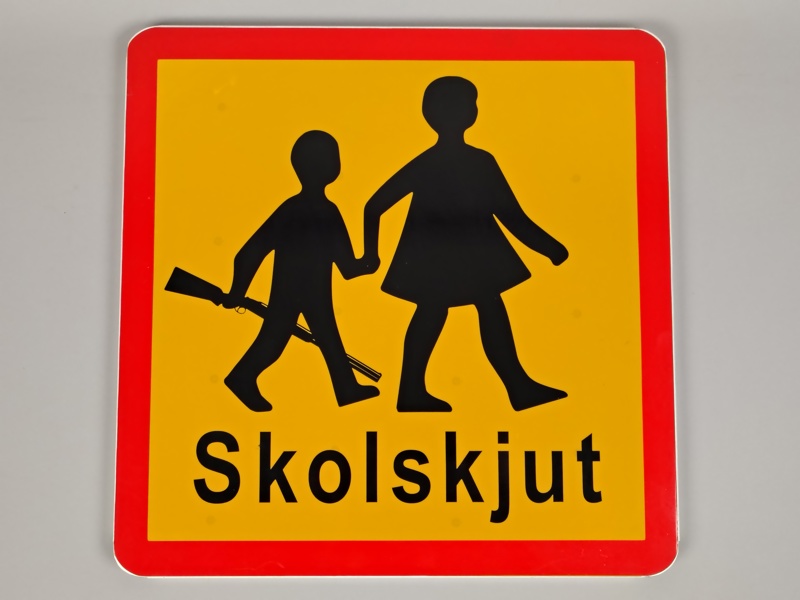 Konstverk / vägskylt, "Skolskjut" Agne Johansson