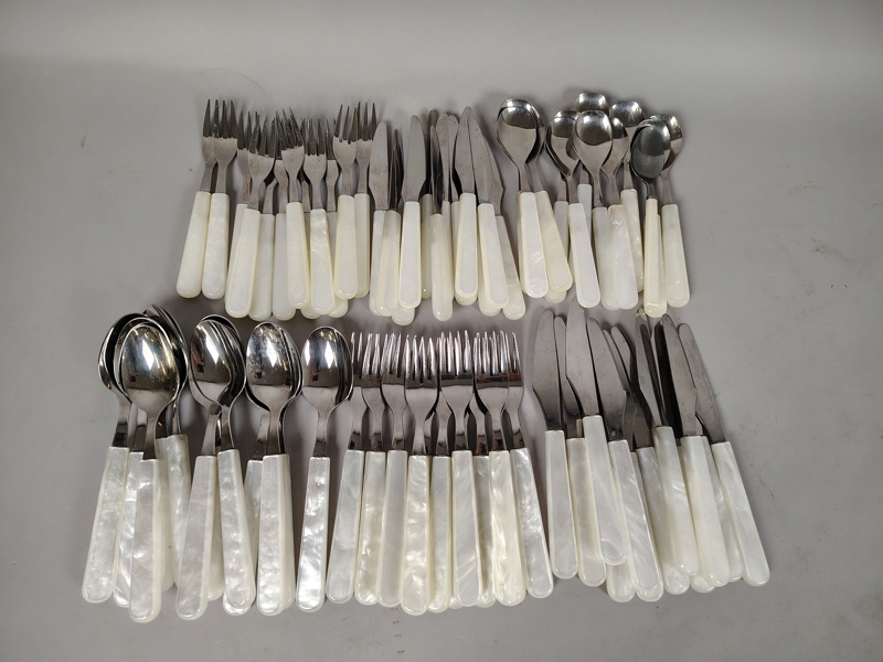 Bestickuppsättning, pärlemoimitation