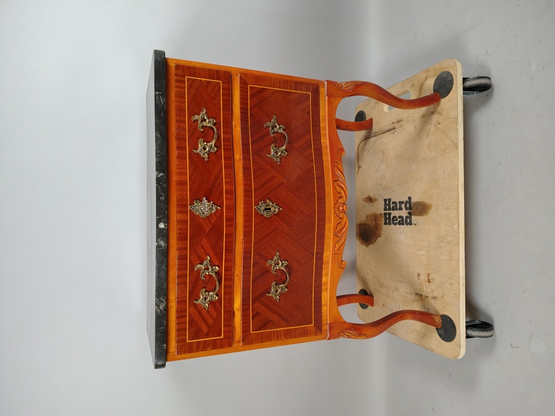 Stilbyrå med marmorskiva