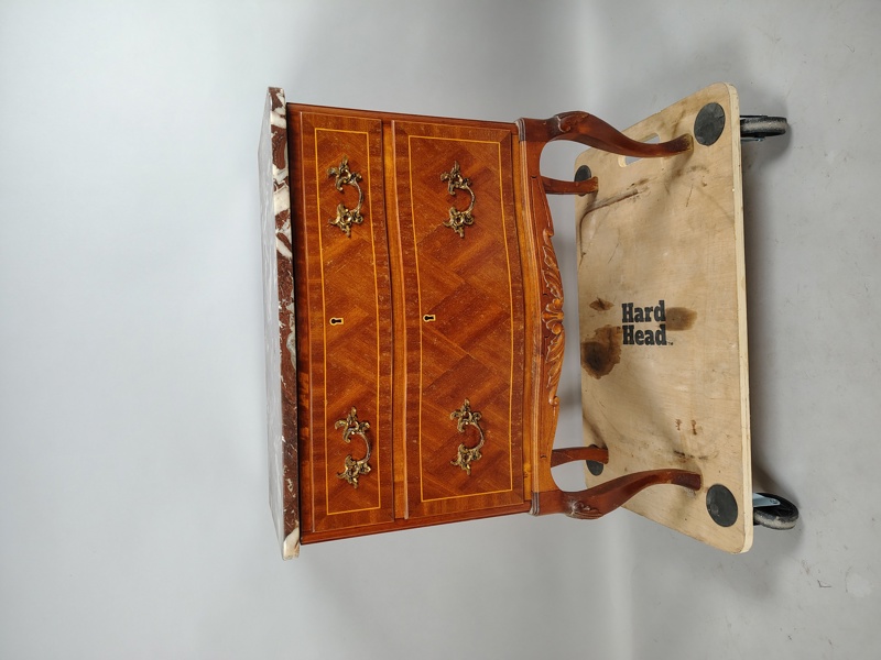 Stilbyrå med marmorskiva