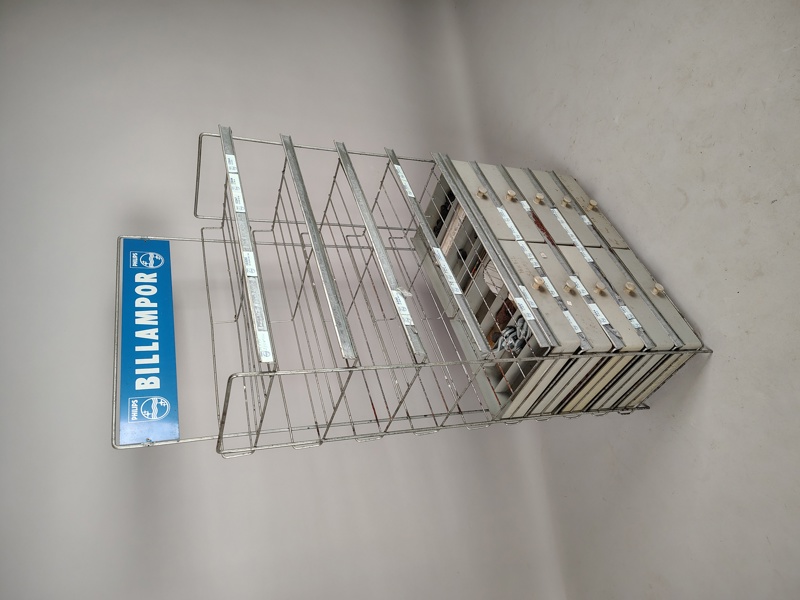 Verkstadshylla, Philips Billampor, med innehåll