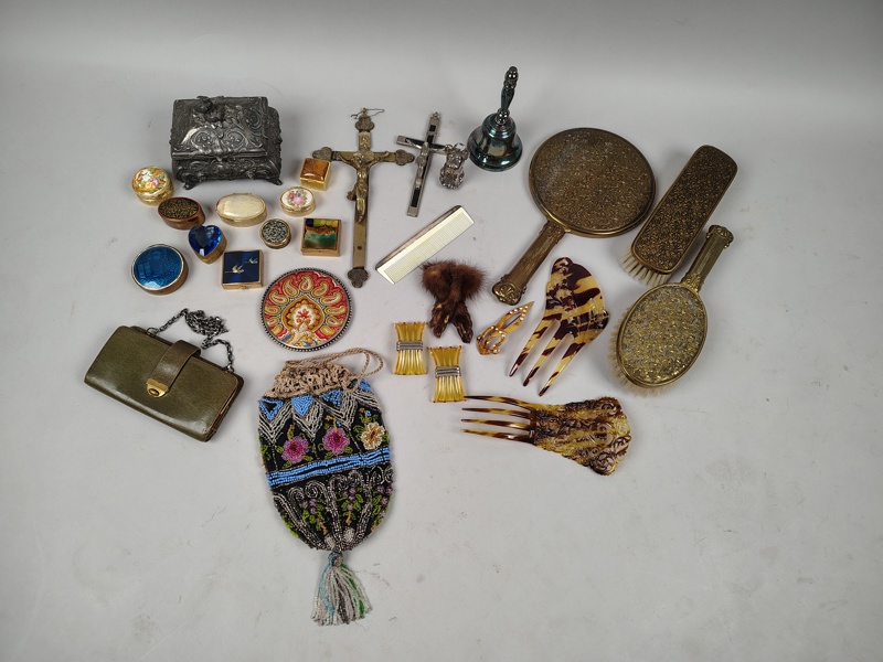 Parti Kuriosa bl.a. handspegel, askar m.fl.