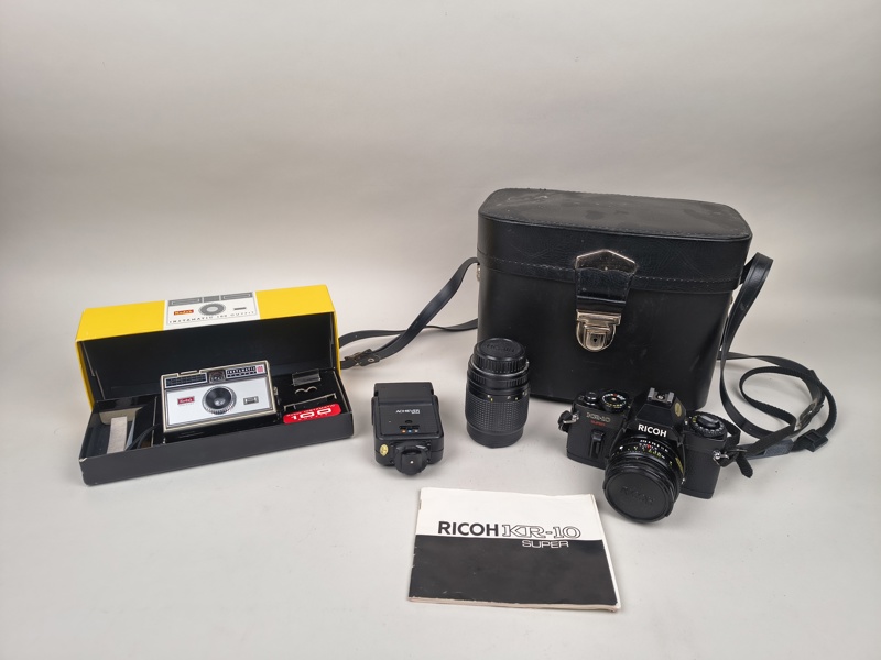 Kameror 2 st med tillbehör bl.a. Ricoh KR-10 Super