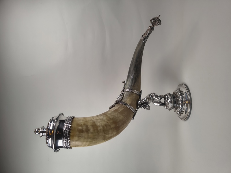 Större dryckeshorn, fot &beslag i nysilver