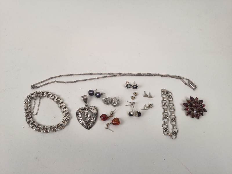 Silversmycken bl.a. Granat