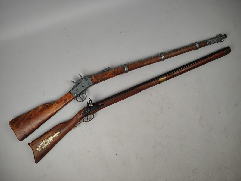 Repliker 2 st, Gevär bl.a. Remington