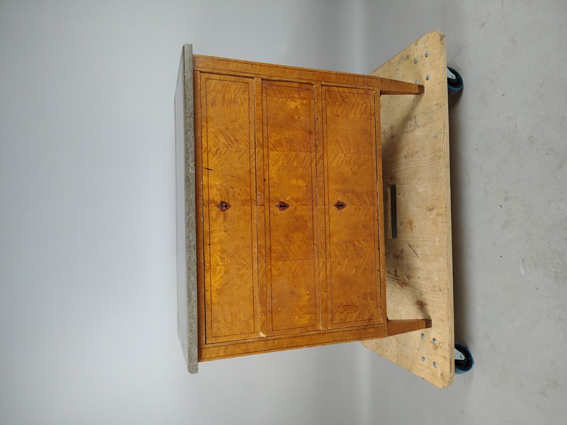 Byrå med stenplatta, 1800-/1900-tal