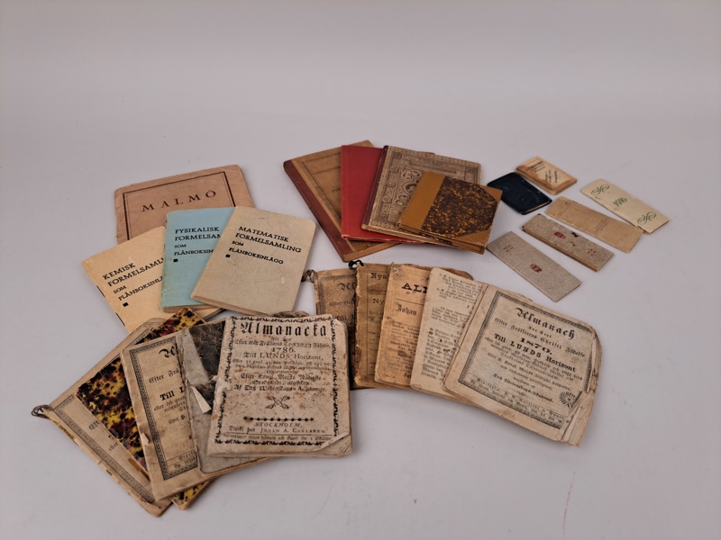 Parti äldre almanackor m.fl. bl.a. år 1786